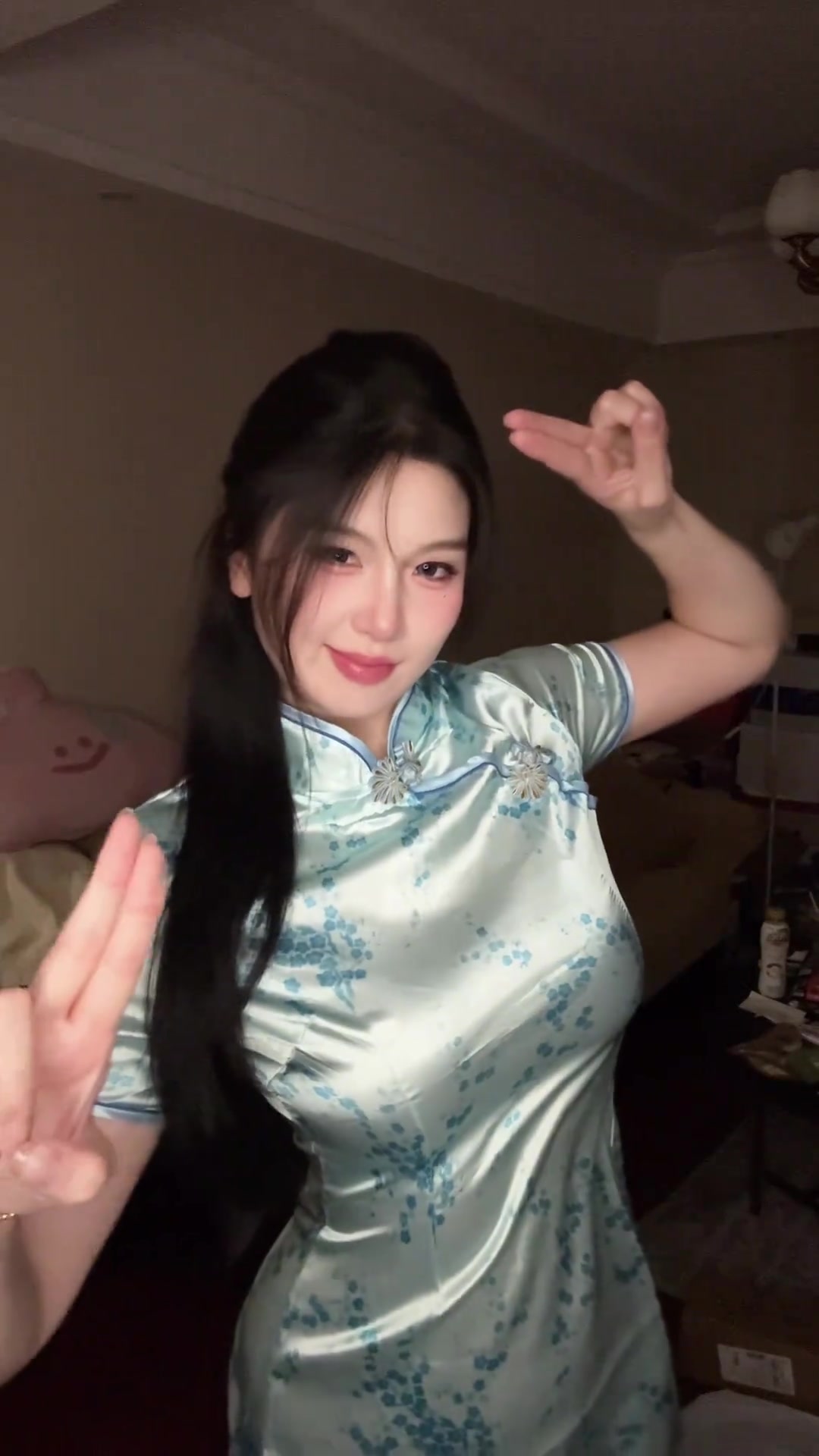 “旗袍姐姐驾到，野球场肘姐申请出战！