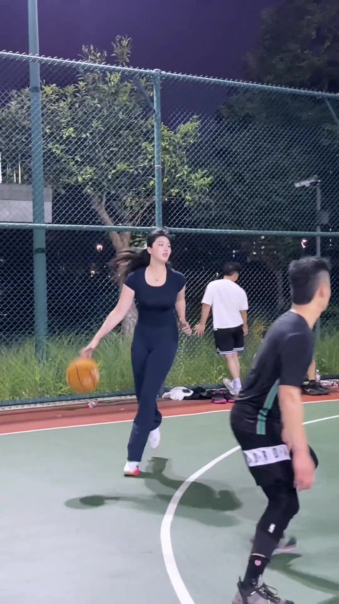 谁说瑜伽裤只能练瑜伽？看“肘子姐”野球场slay全场！
