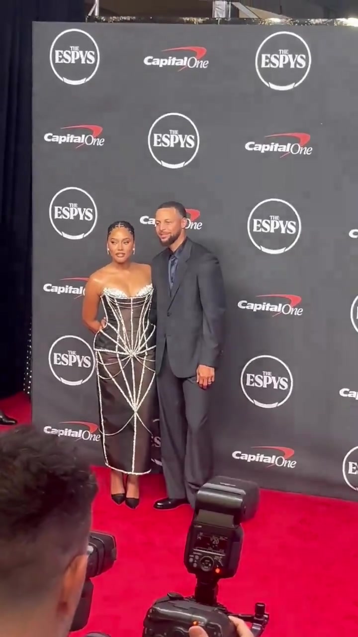 库里夫妇唐斯和未婚妻出席ESPN年度颁奖典礼...