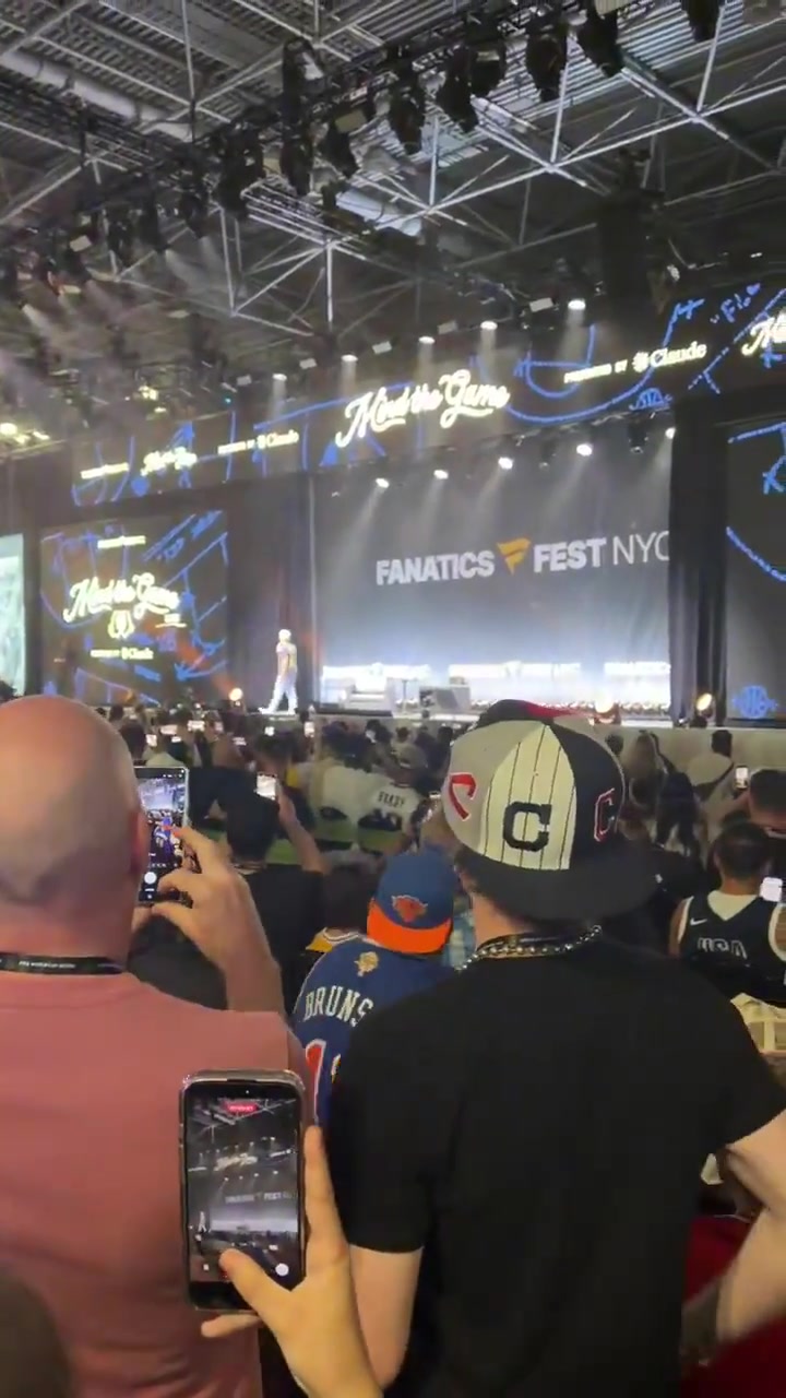 会有答案吗? 詹姆斯在Fanatics 万众球迷的瞩目下走了出来！