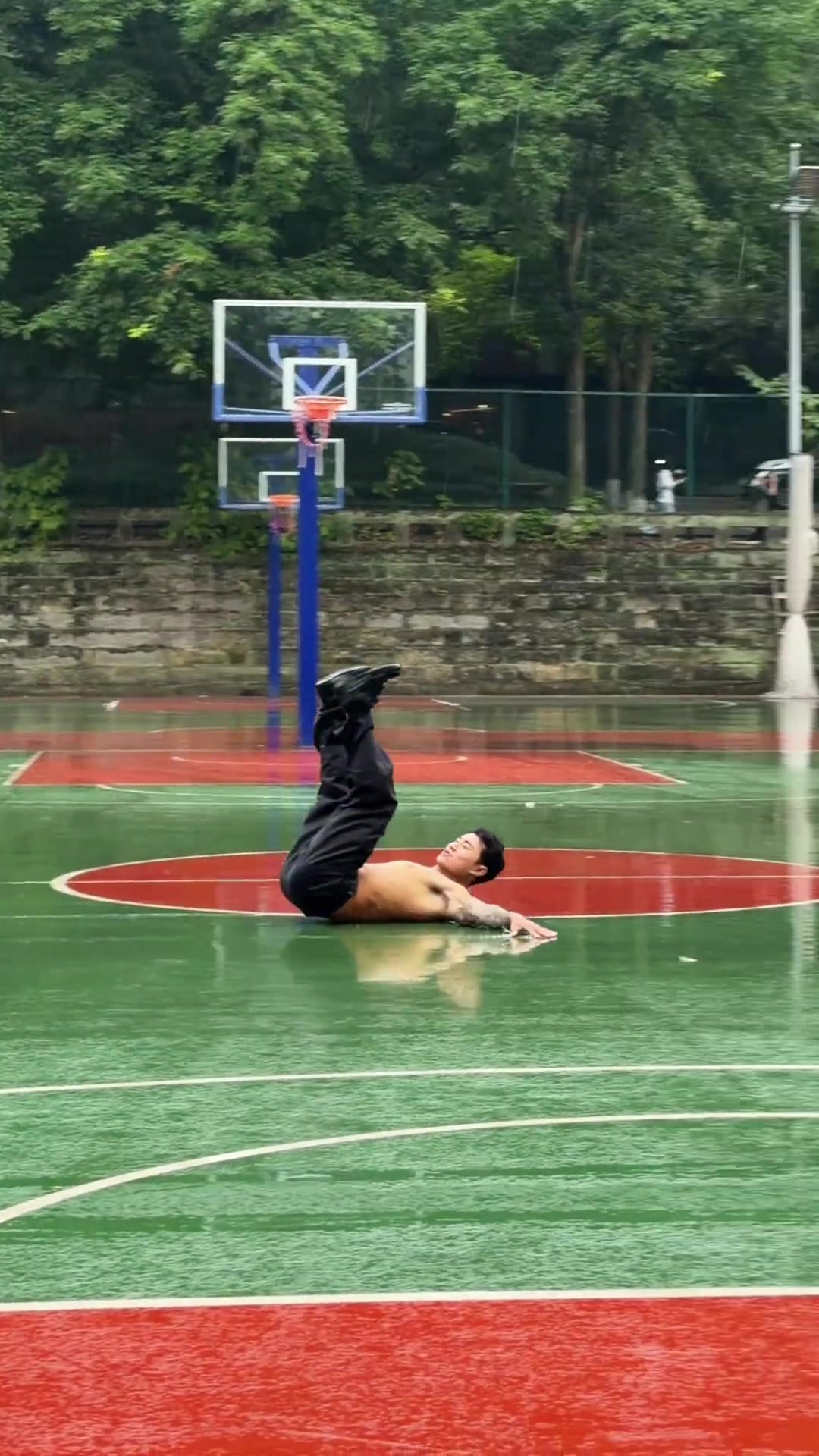 【今日视频】背后是抹了精油？这哥们怎么可以在篮球场滑这么远？