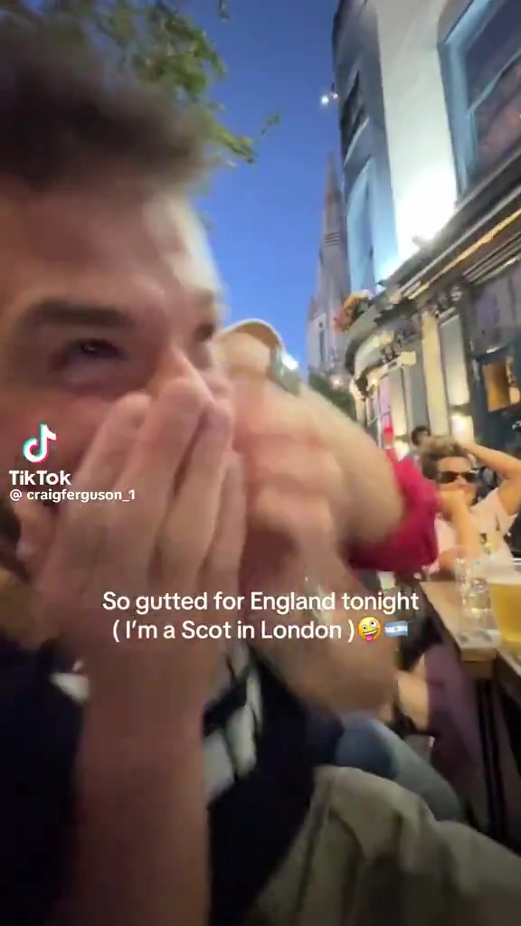 [推荐视频]苏格兰人在伦敦的酒吧看比赛，假装生气后偷偷庆祝 