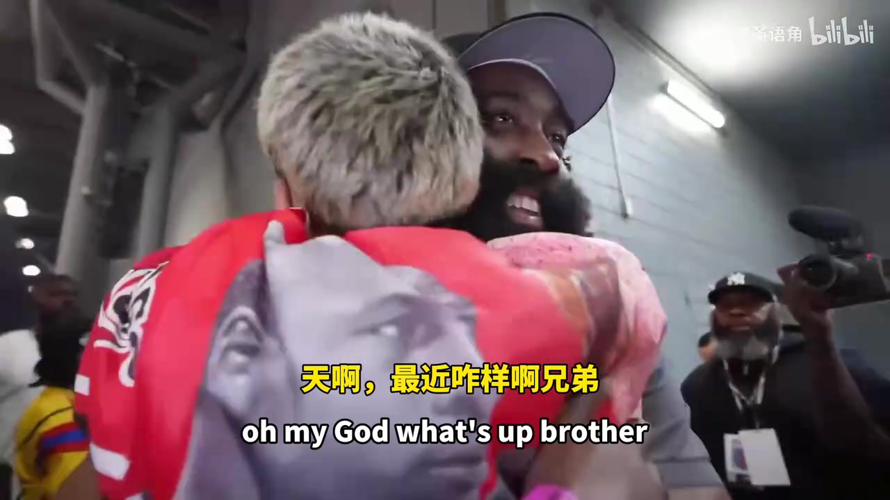 【有道理嘛?】哈登在活动现场与自己的铁杆球迷相谈甚欢，双方未来将会开场直播