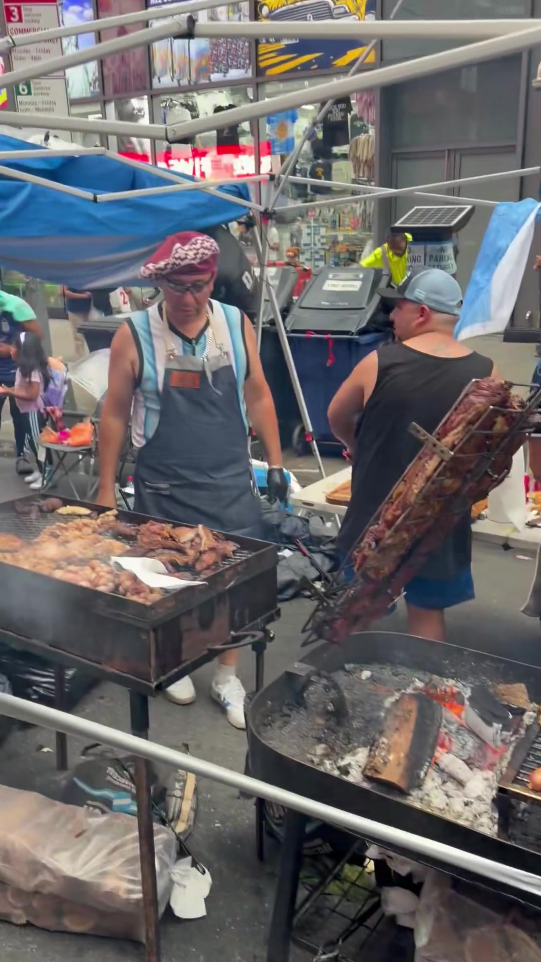 【球场热评视频】阿根廷球迷直接在时代广场中间⬆️烤肉