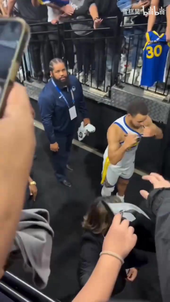 【NBA】库里脱下自己的球衣签名送给粉丝，太宠粉了