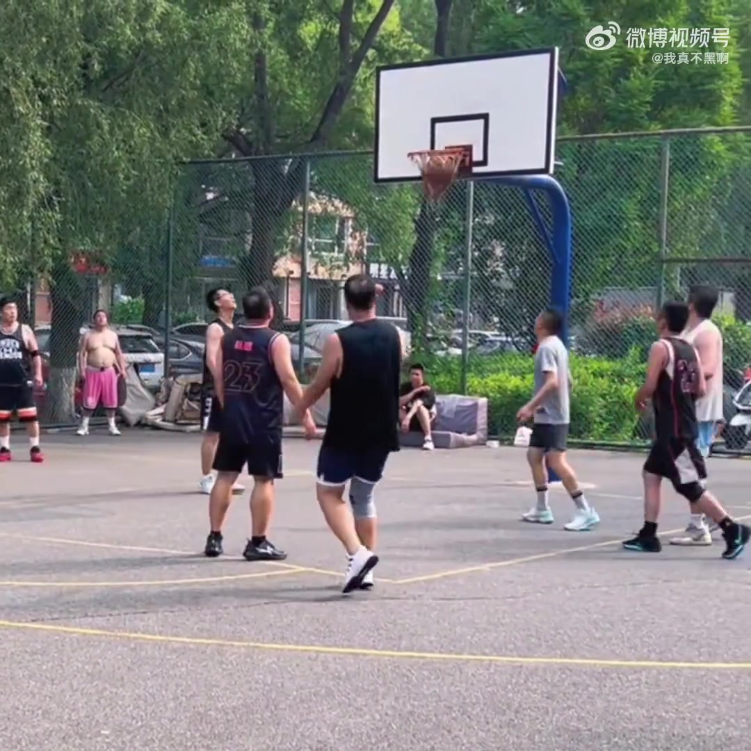 别看大叔打球晃晃悠悠,但在场上是真的不好防! 别看大叔打球晃晃悠悠,但在场上是真的不好防!
