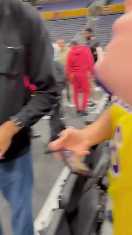 真来了！湖人主场球迷曾拉住塞布尔一起合影，将其逗得哈哈大笑