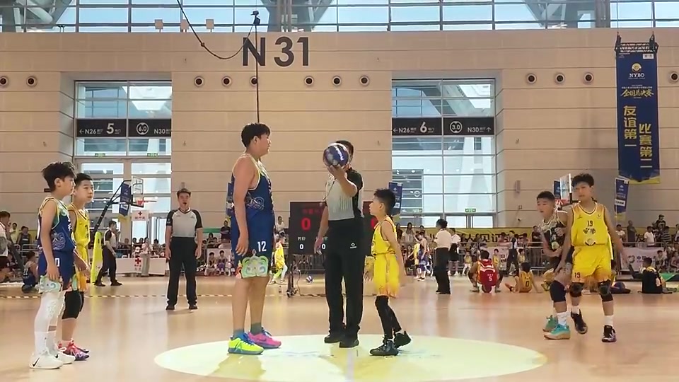 [值得一看]这还怎么玩？！全国U9联赛，惊现8岁男孩身高1米