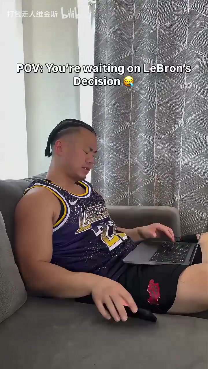 【视频】等待詹姆斯转会消息的球迷be like: