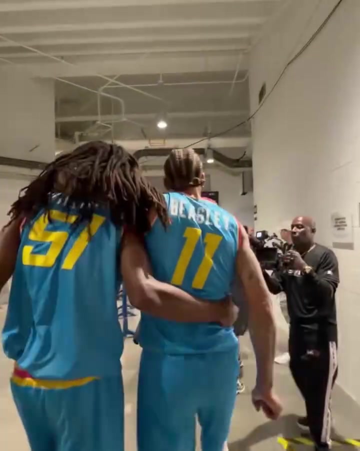 【体育头条】【Big3】什么强度？比斯利被扶着回到更衣室！