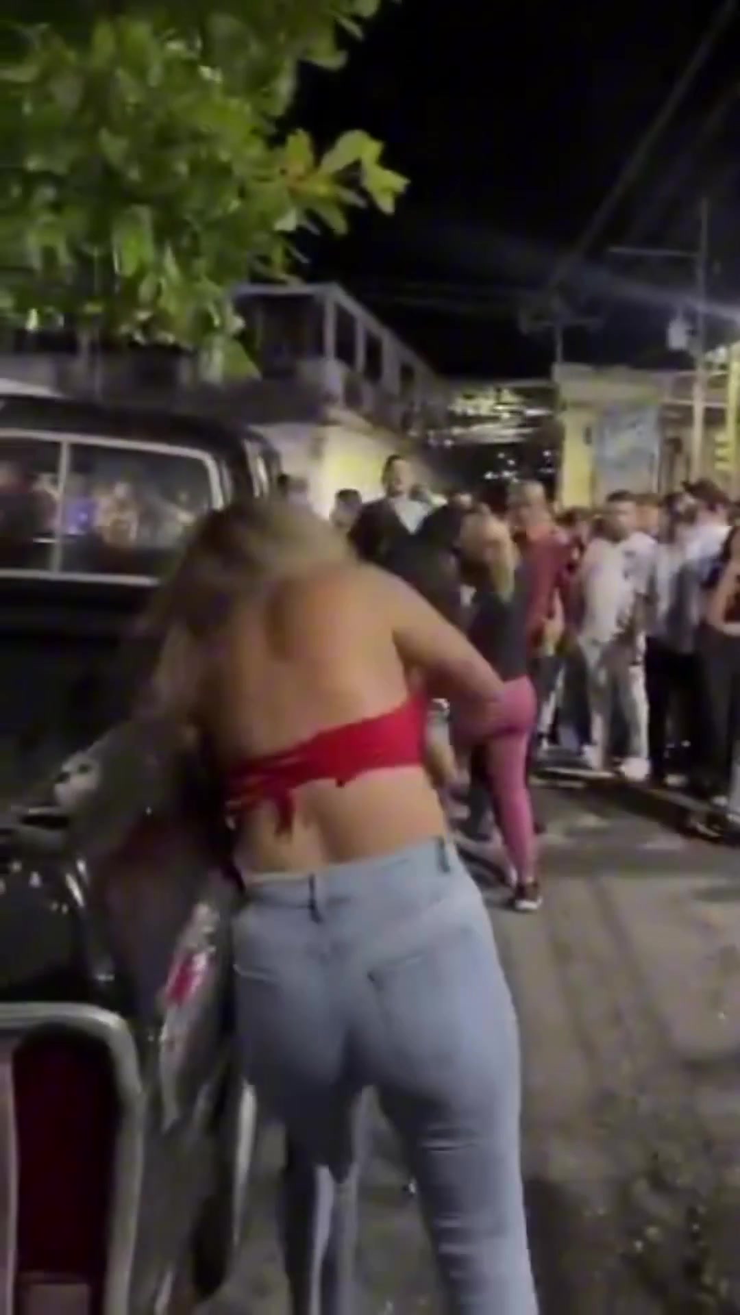 [你怎么看？]互扯头发！阿根廷女球迷和西班牙女球迷打起来了！
