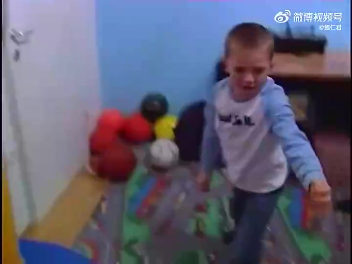 有多少吧友看过？来看看东契奇小时候在家中打球的录像