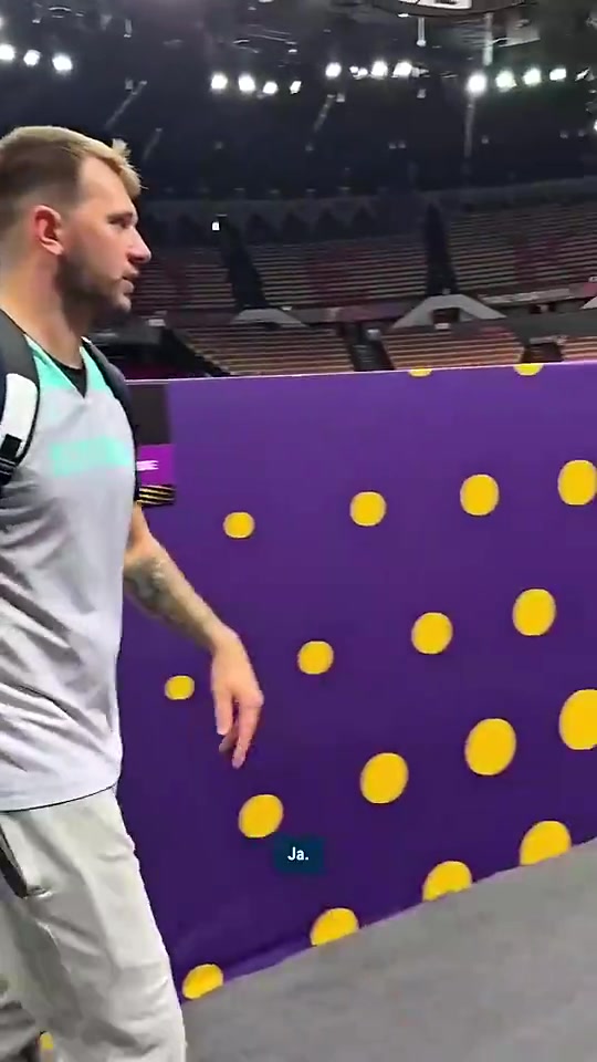 【NBA】逆天球感东契奇此前从观众席扔进超远三分！队友看傻认