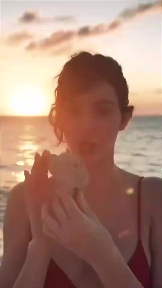 [体育视频]难怪前男友们都着迷詹娜此前穿比基尼海边玩耍！这也