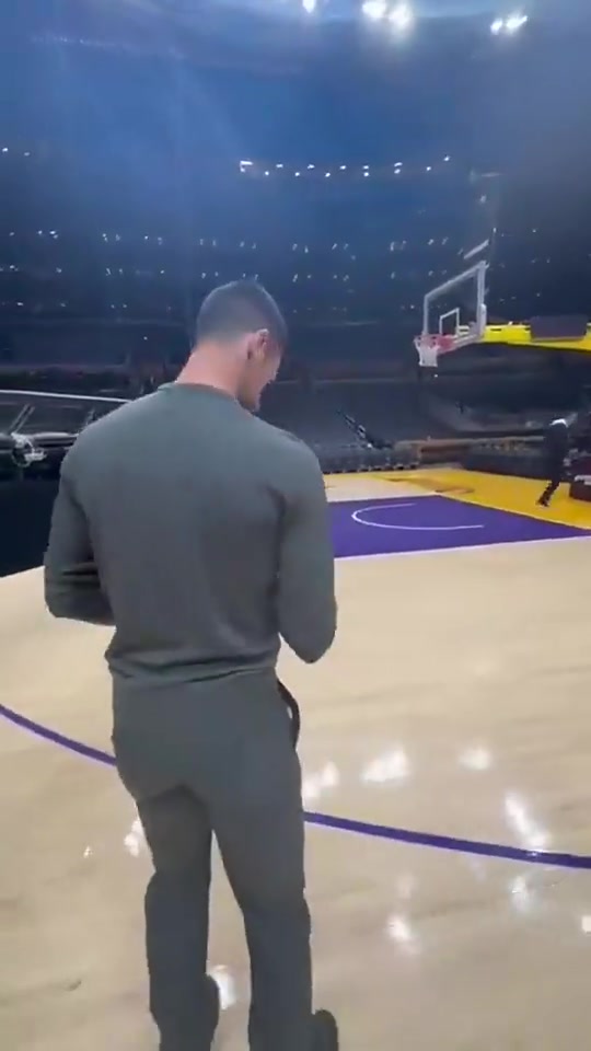 【NBA】这是真会德约曾在湖人主场三分一发入魂！还霸王步庆祝