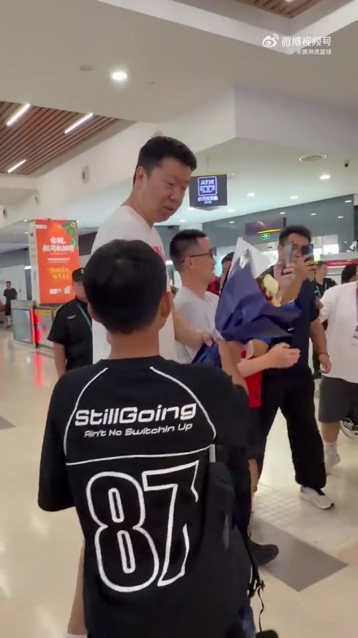 小球迷向中国男篮功勋球员王治郅献花