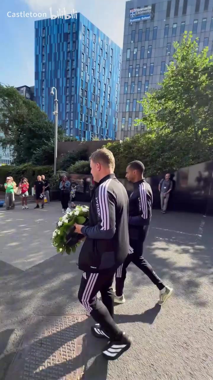 [集锦]纽卡斯尔联传奇人物基冈离世，主教练埃迪豪献上鲜花缅怀