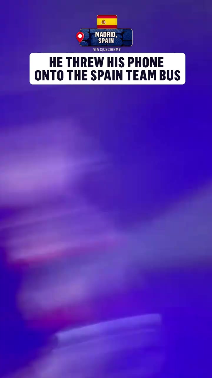 [世界杯]珍贵的影响！球迷把手机扔到了西班牙队的游行大巴上！