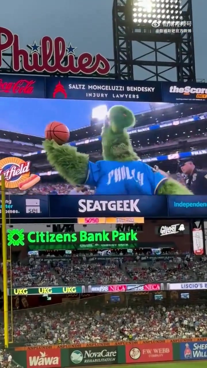 【精彩剪辑】这就是牌面！MLB开赛前，费城吉祥物代表球队致敬