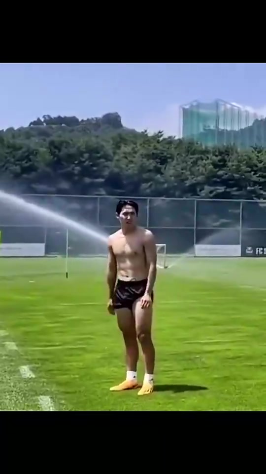 【足球】李刚仁看着像中学生，衣服脱了身材吊炸天！怪不得对抗上
