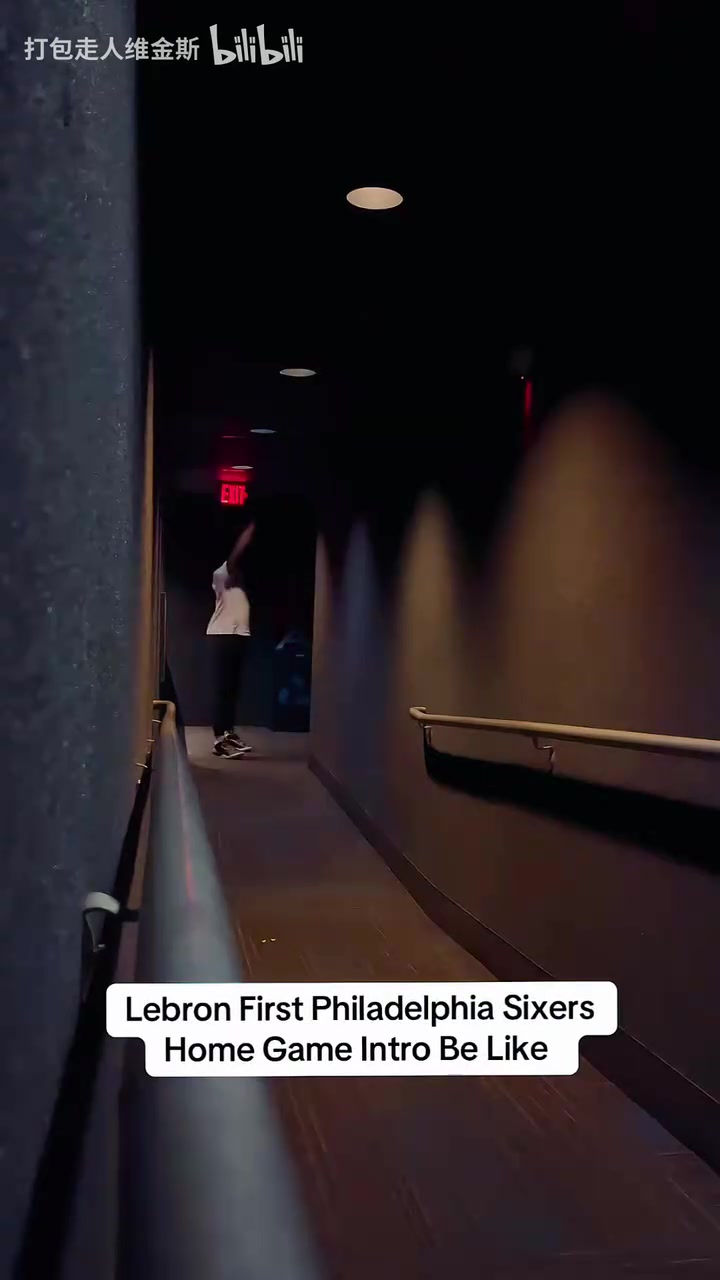 [今日球场视频]无厘头！网友恶搞：詹姆斯在⭐费城的第一次出⬅