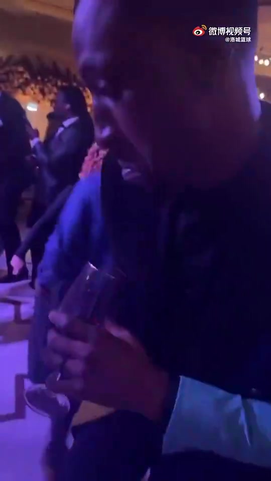 下赛季重现一下？！詹姆斯和波普几年前一起battle尬舞