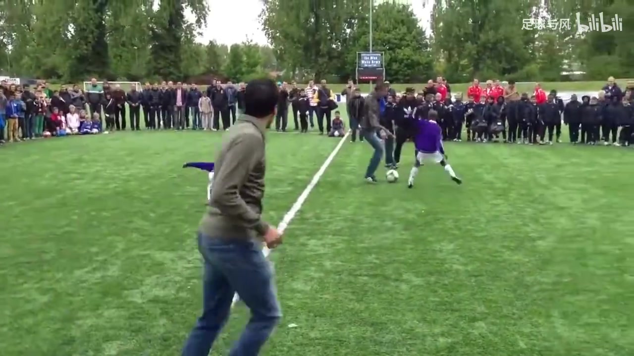 [精彩瞬间]花⚽式戏耍！名⚽场面：范佩西带队和小朋友们过招~