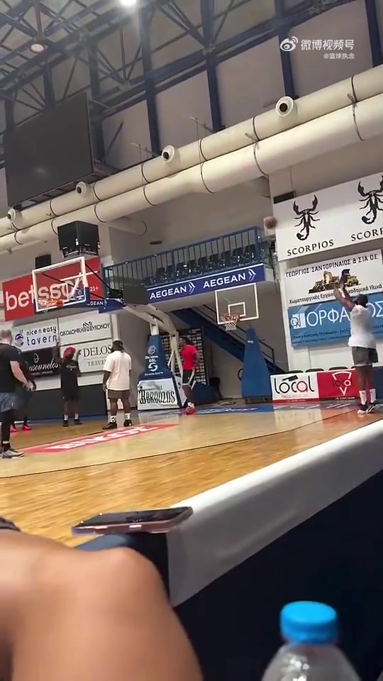 登哥度假依旧不忘训练，但身材似乎略微发福了哦