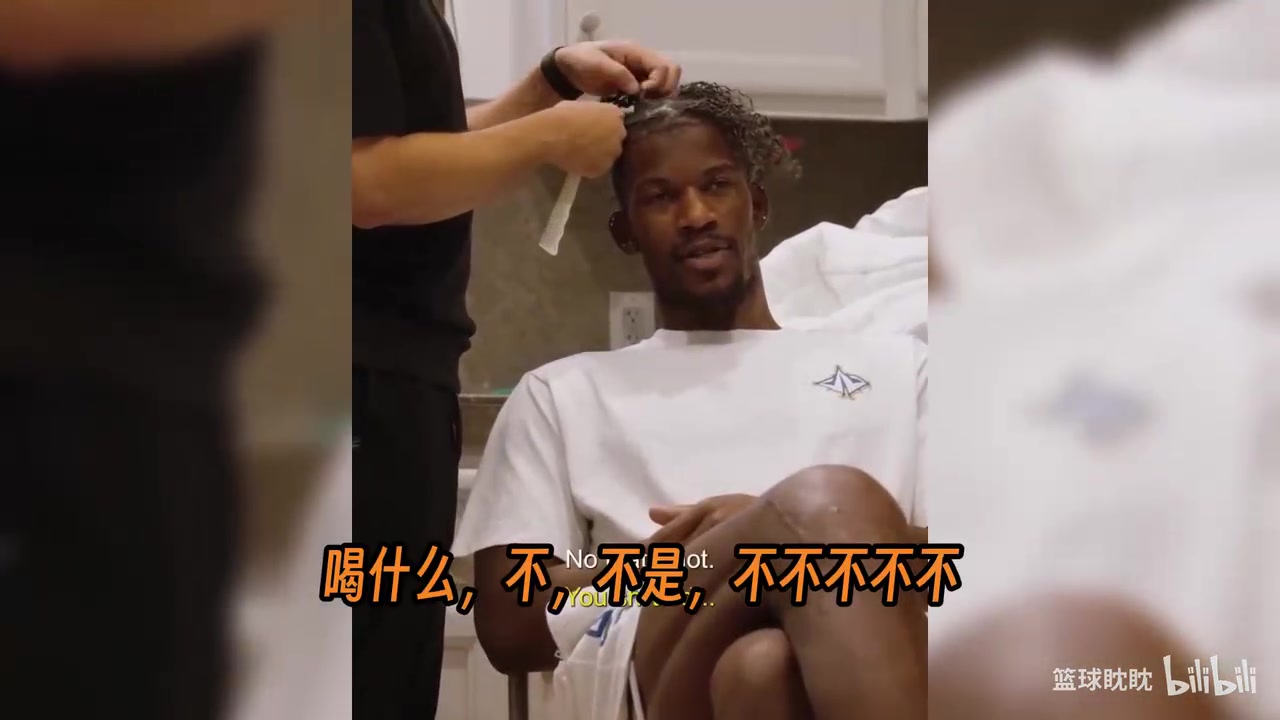 [精彩片段]吉米·❗巴特勒✨换发型了！让发型师别喷✌️喷雾，
