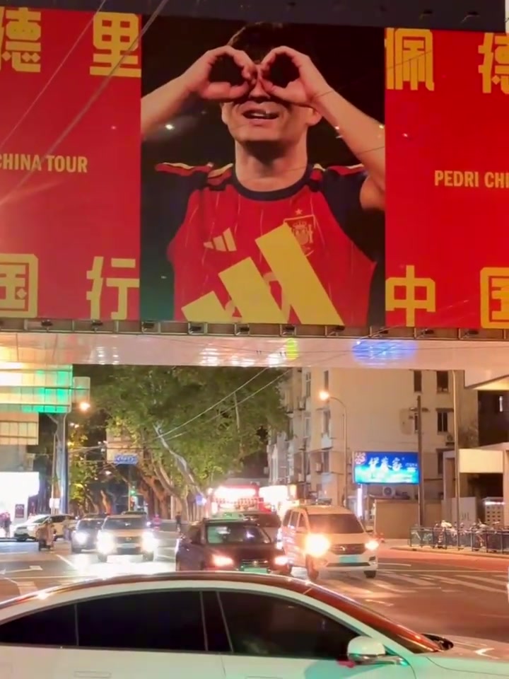 [瞬间剪辑视频]致敬我自己！佩德里在广告牌下做经典庆祝⬇️动