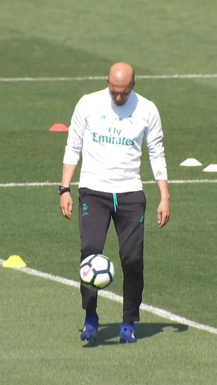 【精选热播】现今足球教练里踢球最好的⚽教练回归