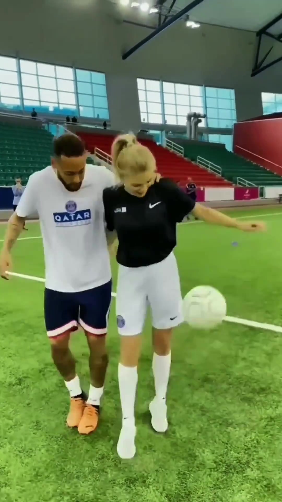 【快速看球视频】和内⚽马尔一起交叉颠球！美女这⬅️球感也是赏