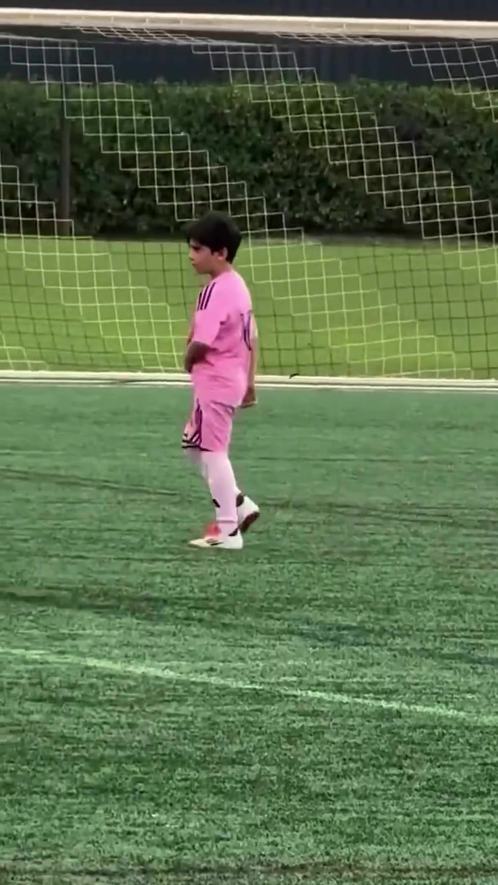 [今日必看集锦]散步式踢球真传？梅西小儿⬆️子前一秒还✌️在