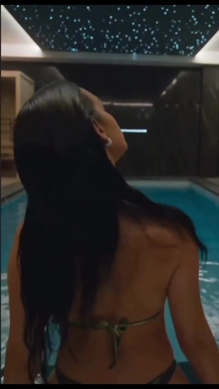 【球场热评视频】乔治娜泳装出浴火辣出镜！完美曲线毕露，谁能挡