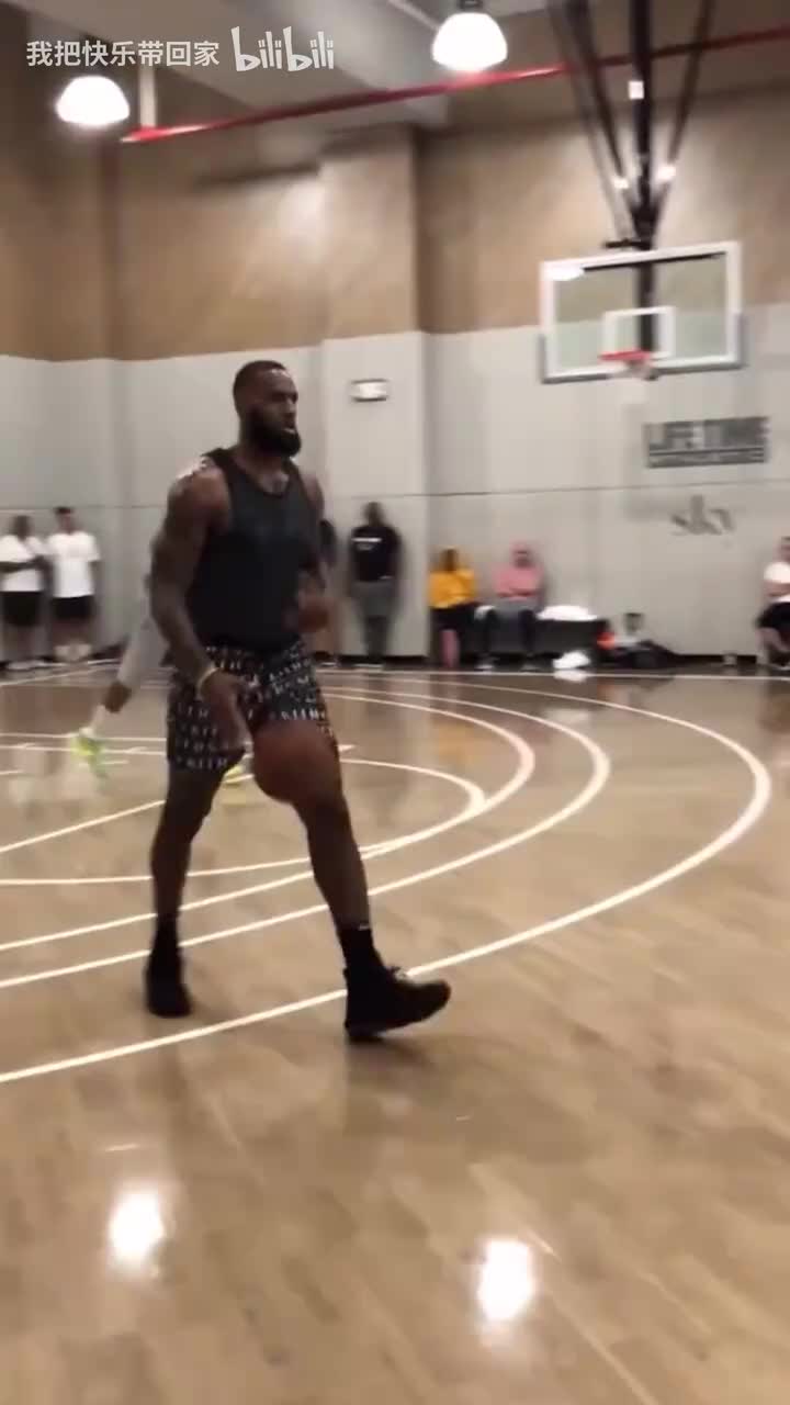 全力詹降临野球场！这肌肉碰撞是NBA级别的屠杀