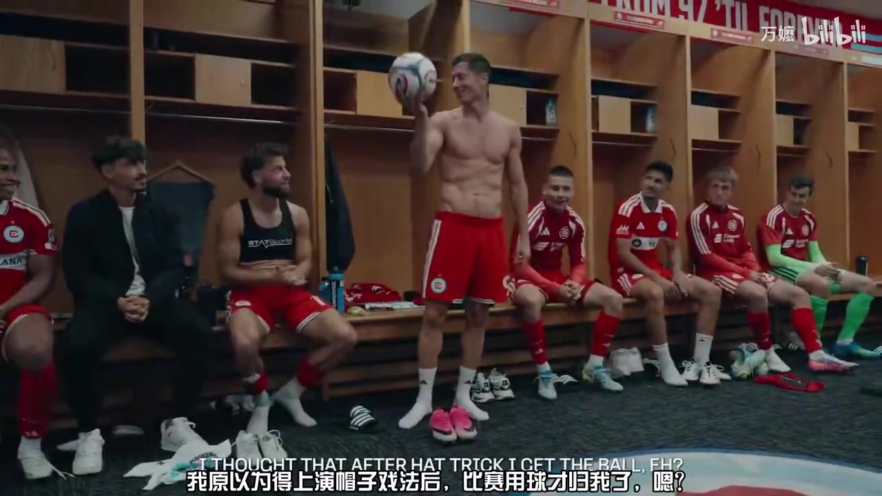 [完整回放]保持⚽幽默感！莱万✨：我以为得帽子戏法才能把球带