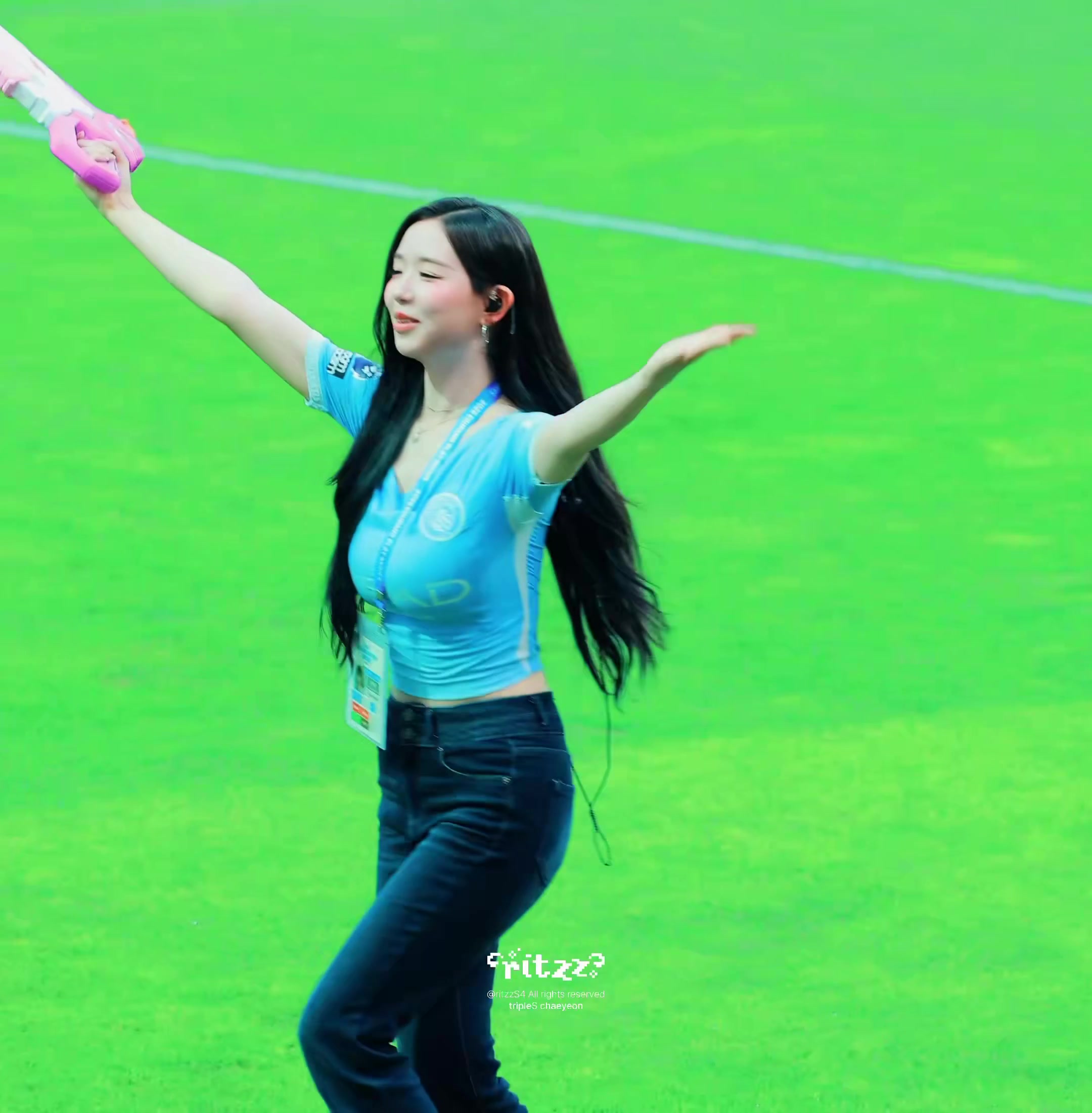 活泼女神!韩国美女歌手金采嬿解说比赛时在场边玩水枪