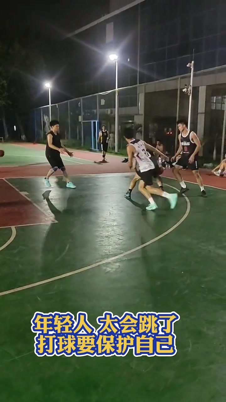 【热门视频】年轻人太⬅️会➡️❗跳了，打球要保护好自己！