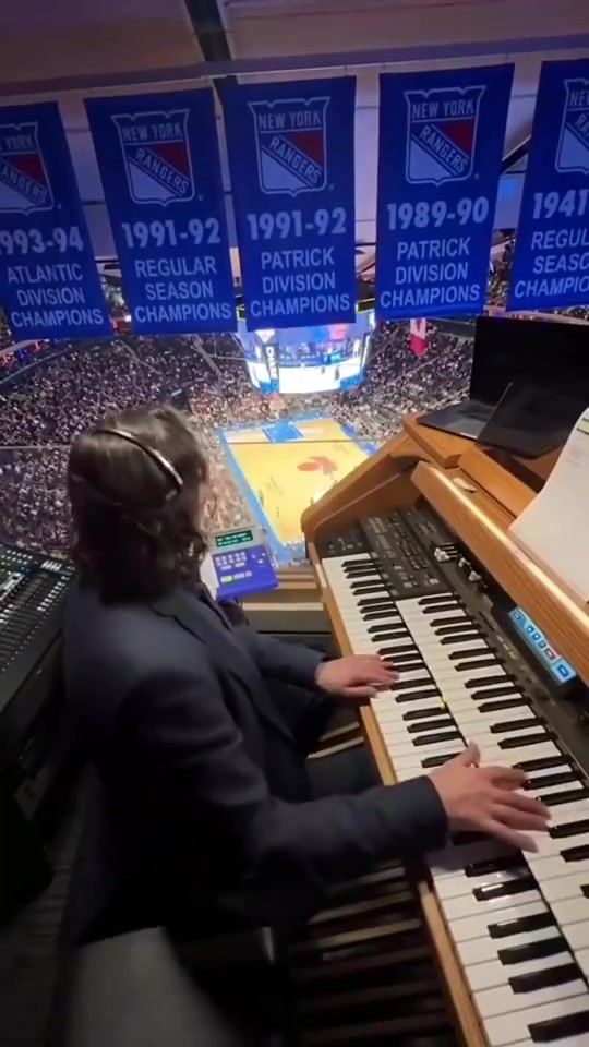 看了20年NBA一直以为是录音，结果是现场弹的？