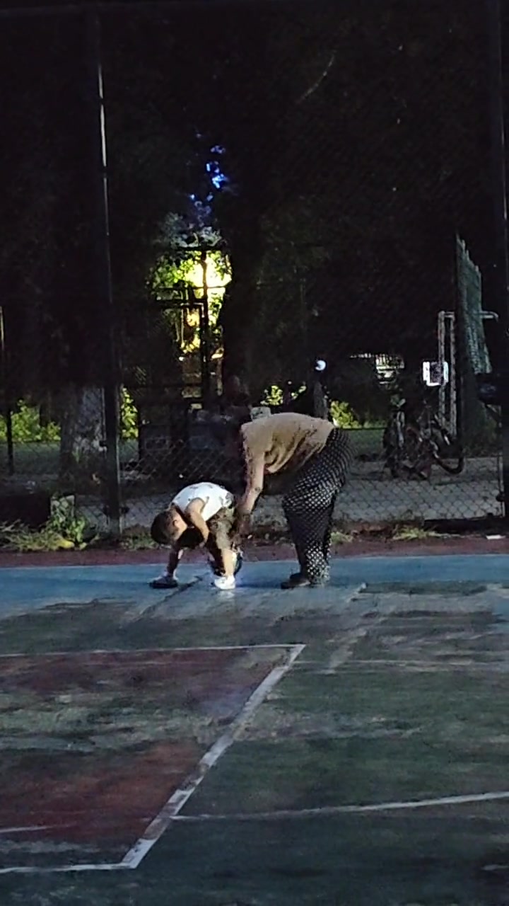 公园偶尔年轻时候是篮球教练的奶奶，画面很美好...