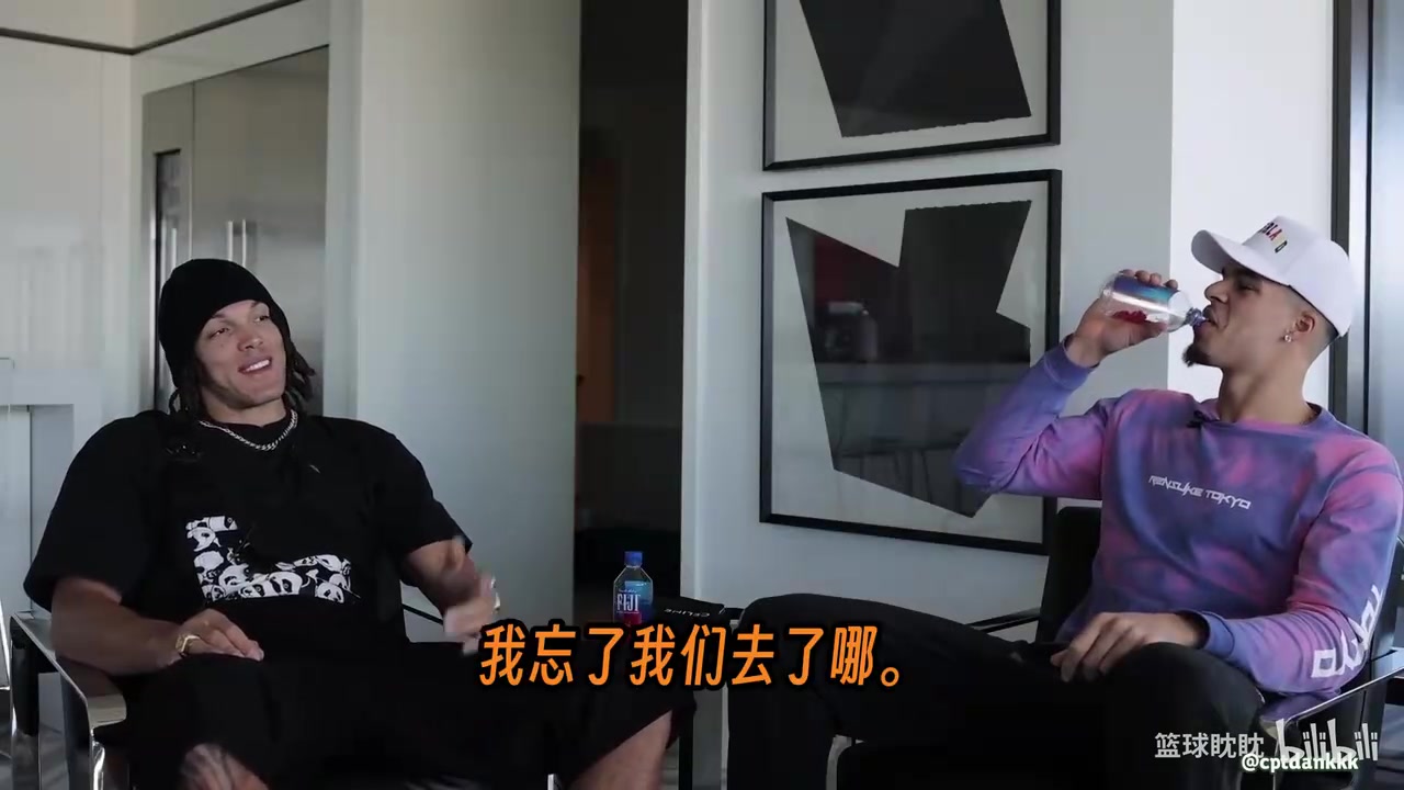 阿隆·戈登分享了一个让他记忆深刻的约会故事，真实得让人尴尬。