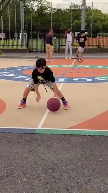 现在的小孩运球这么猛吗？看来要认真背打了
