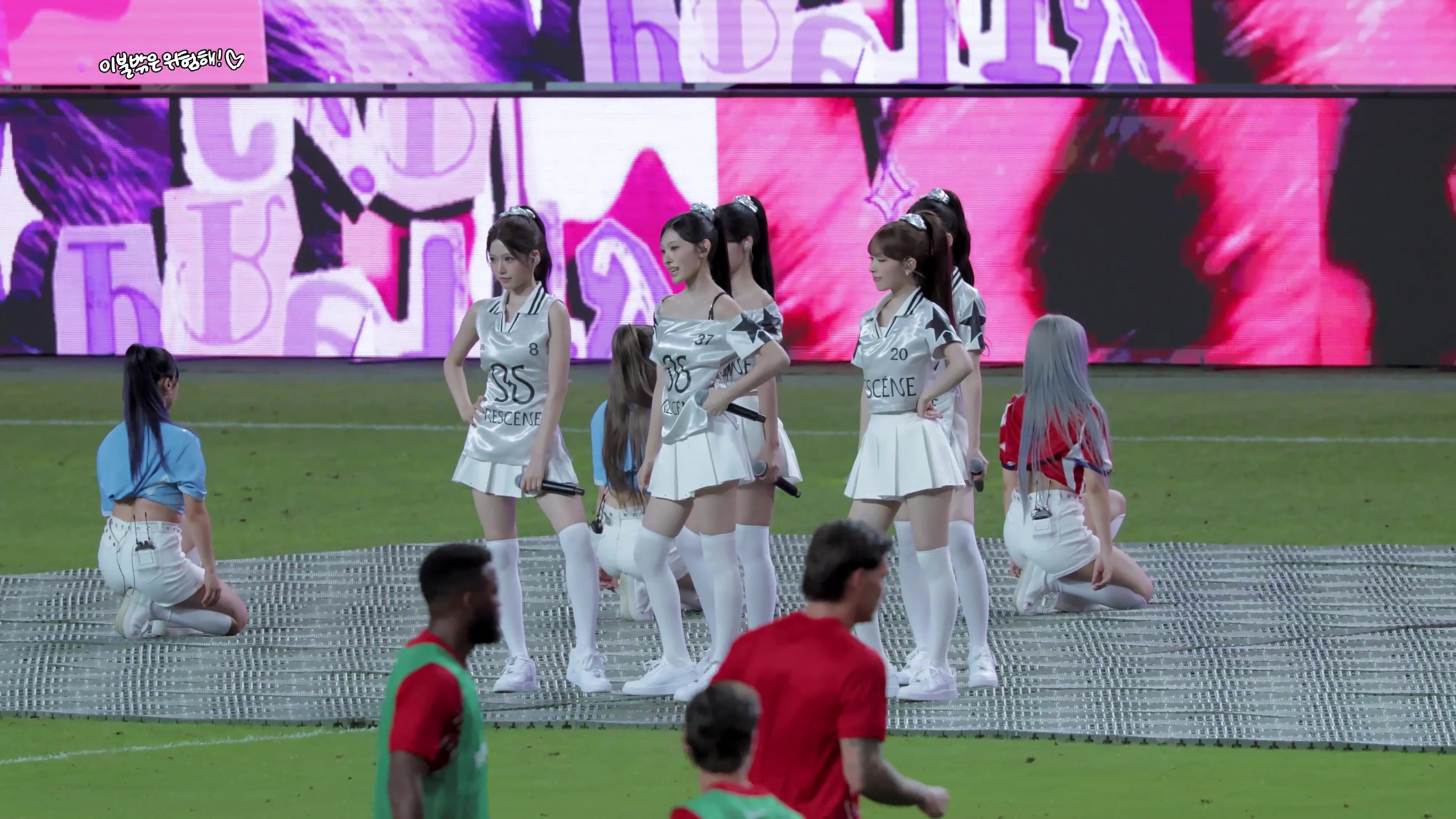 [最新焦点视频]韩国特色！女团中场表演节目，旁边训练的球员会