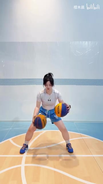不吹不黑，应该有很多吧友双手运双球的水平，不如这位小姐姐