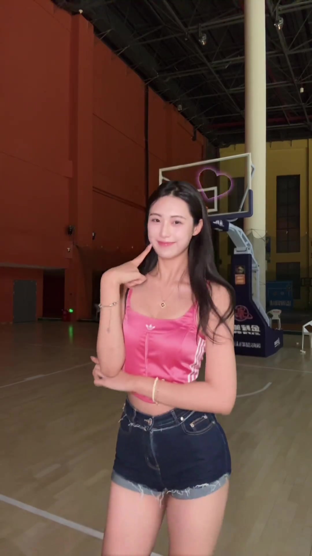 女篮界的颜值天花板！卓识这张脸这身材，不出道可惜了