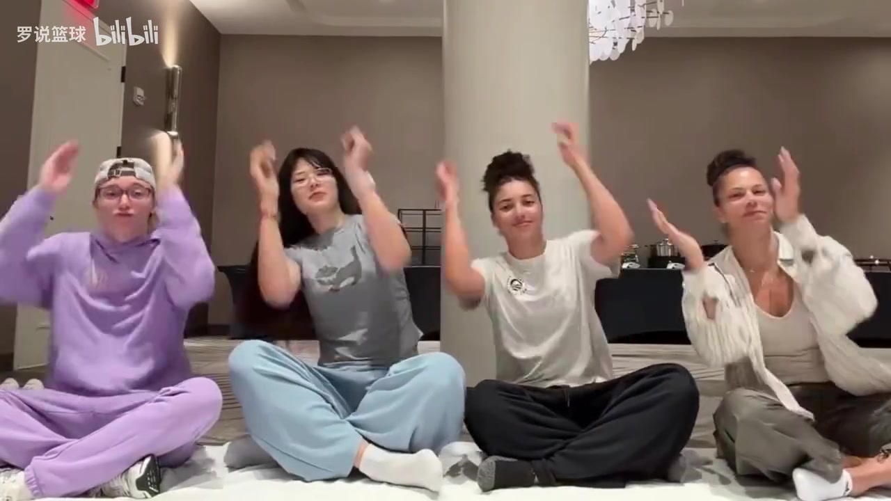 【精彩片段】可爱捏李月汝带队友们一起拍手势舞！佩奇还加戏翻了