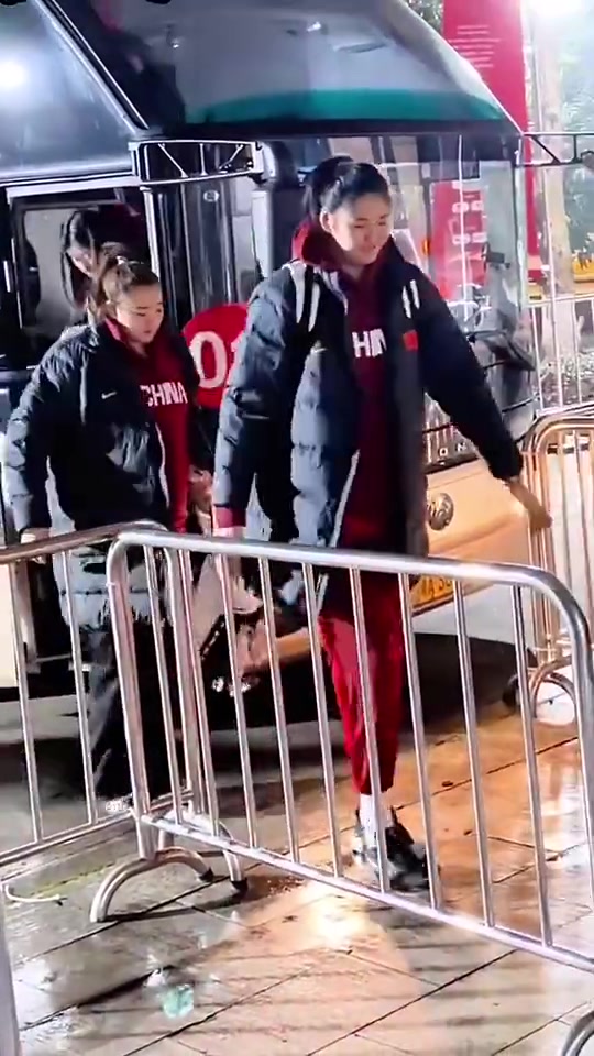 [赛事短片]王思雨站在2米26的张子宇身边，真是太小鸟依人了