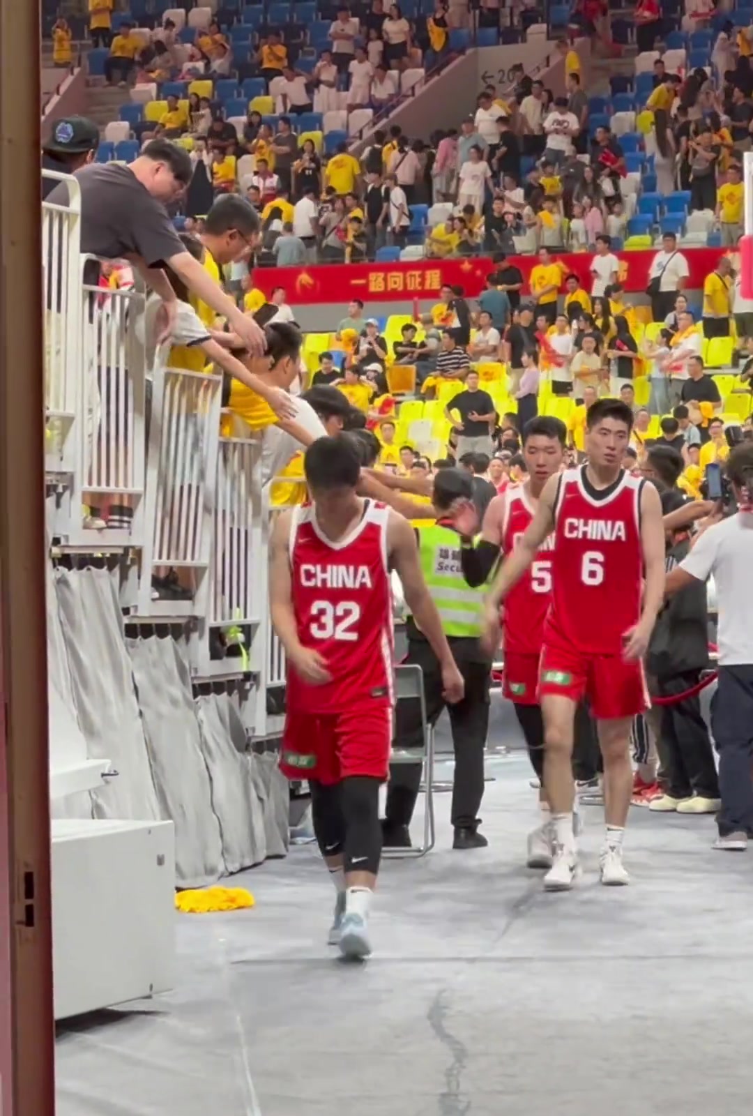 中国男篮19分负乌拉圭 赛后退场时球迷依旧给球队送上鼓励