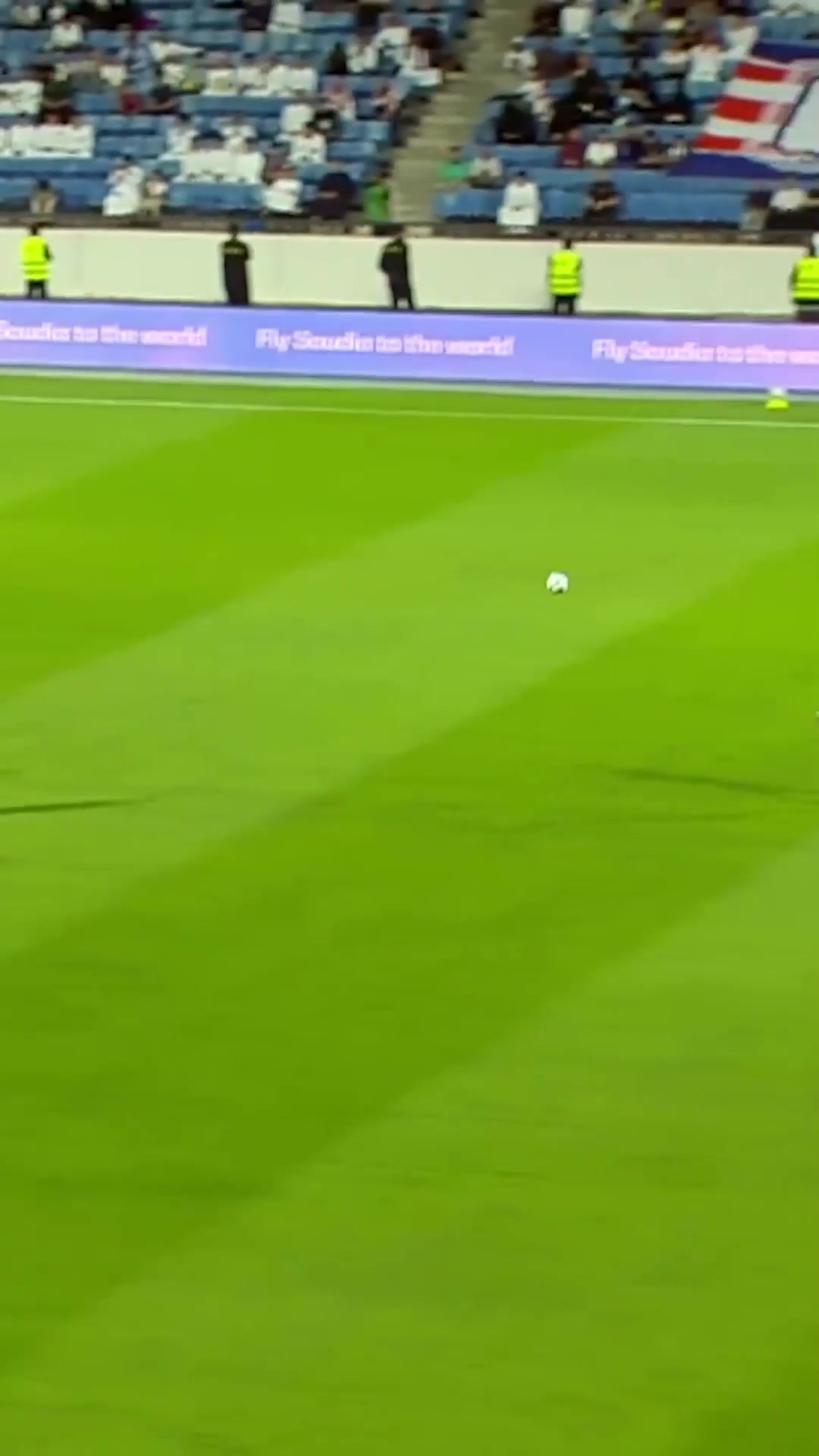 [精彩镜头]惊天吊射破门！半场位置果断重炮轰门，死⚽角世界波