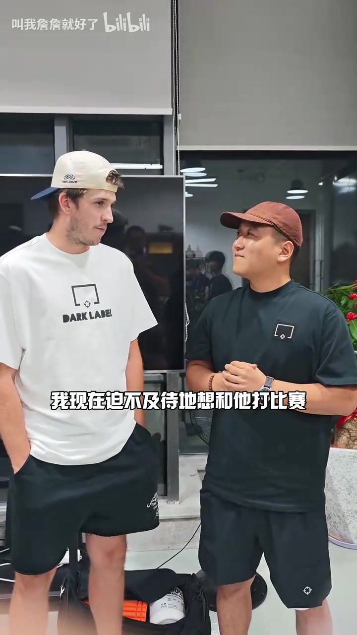 小里中国行说的这个月中旬要和詹姆斯打高尔夫,今天就相见了 小里中国行说的这个月中旬要和詹姆斯打高尔夫,今天就相见了